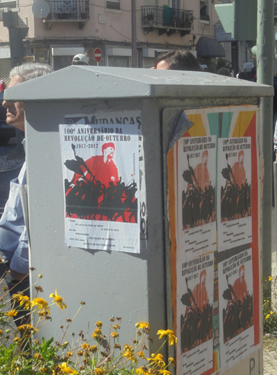 Cartazes em diversos formatos colados num posto de transformação na Avenida Almirante Reis