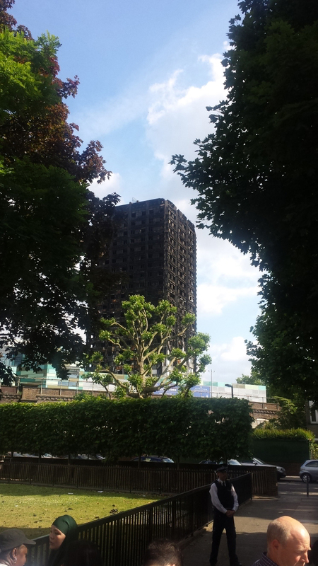 A torre carbonizada, erguendo-se entre as mansões de Kensington