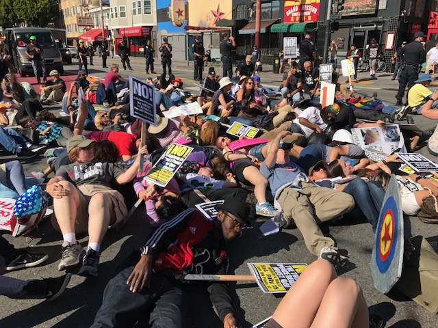 Protesto deitado (“die-in”) durante a manifestação em São Francisco