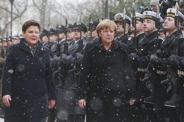 Angela Merkel é recebida pela primeira-ministra da Polónia, Beata Szydlo, em Varsóvia, Polónia, a 7 de fevereiro 2017