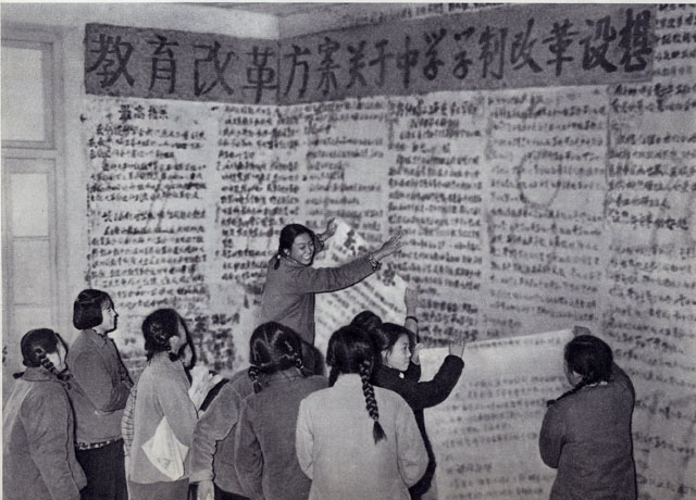 Jovens mulheres colam dazibaos durante a Revolução Cultural