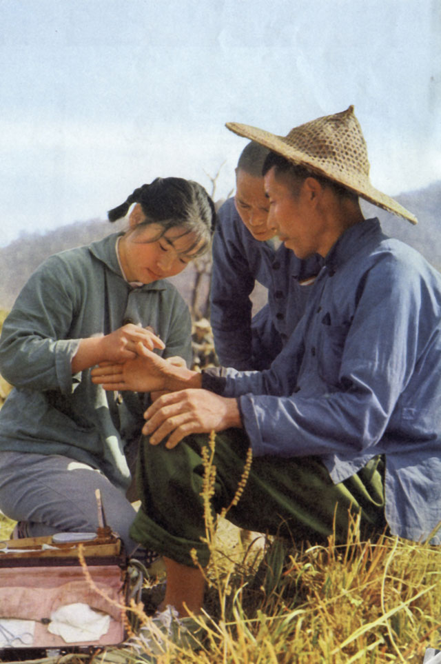 Uma jovem médica pé-descalço