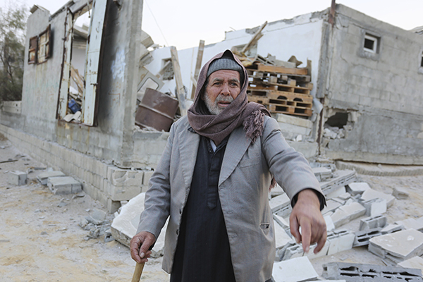 Palestino à frente da casa dele