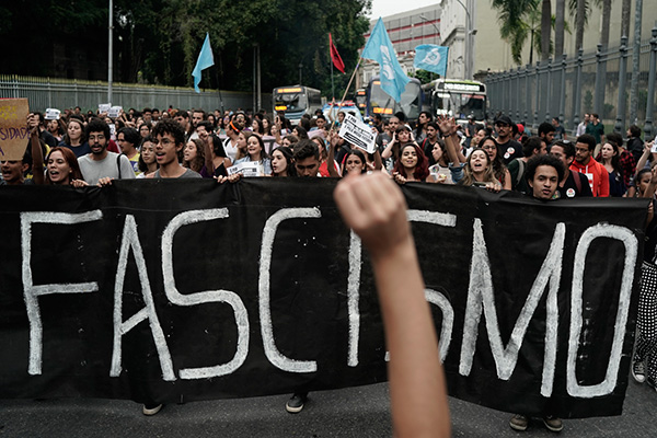 Alunos da Universidade Federal do Rio de Janeiro protestam
