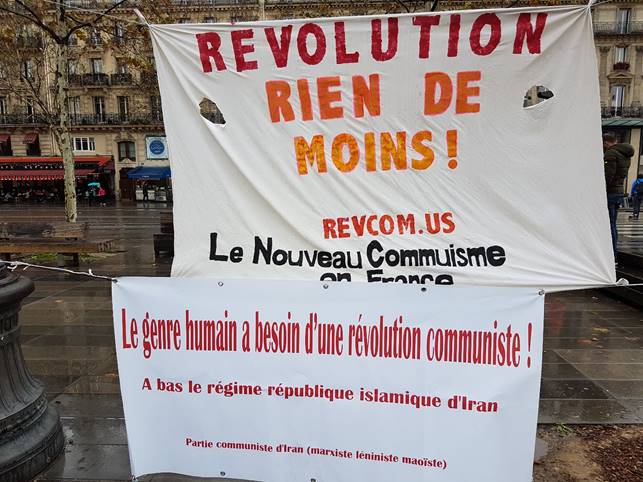 Os panos dizem “Revolução, nada menos!” e “A humanidade precisa de uma revolução comunista! Abaixo o regime da República Islâmica do Irão”