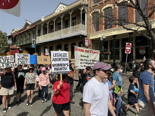 Protesto do Dia Internacional da Mulher 2025 no Texas, próximo de Alamo