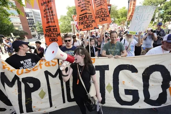 Manifestantes da Recusar o Fascismo em Washington DC