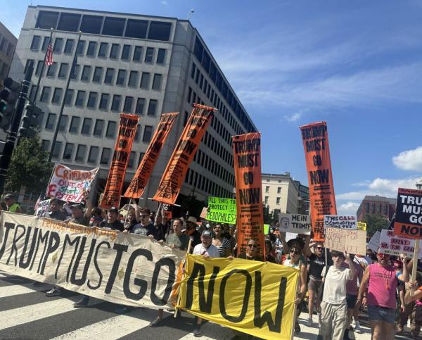 Um pano da Recusar o Fascismo lidera a manifestação até à Casa Branca