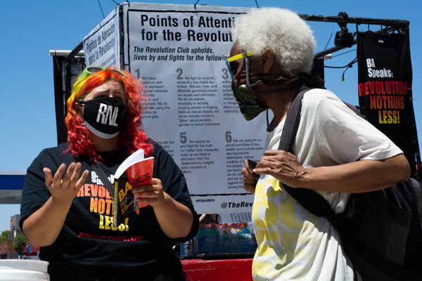 O Clube Revolução desafiou as pessoas a conhecerem o livro O BÁsico, Das Palestras e Textos de Bob Avakian