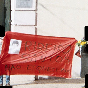 À entrada do cemitério