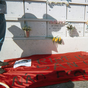 A faixa de pano colocada no chão