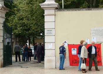 À entrada do cemitério